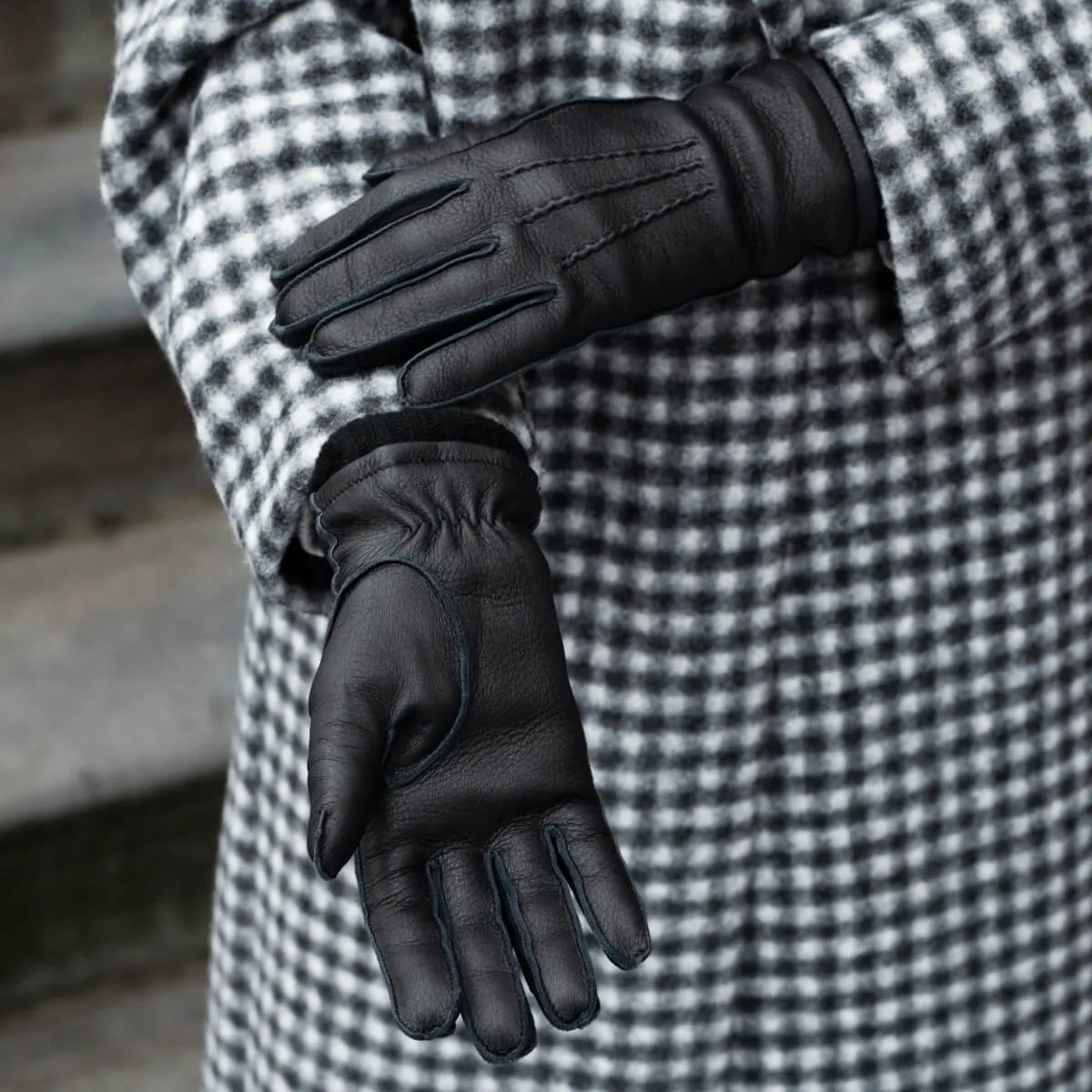 Vittoria (black) - Italian gloves made of American deerskin leather with cashmere lining