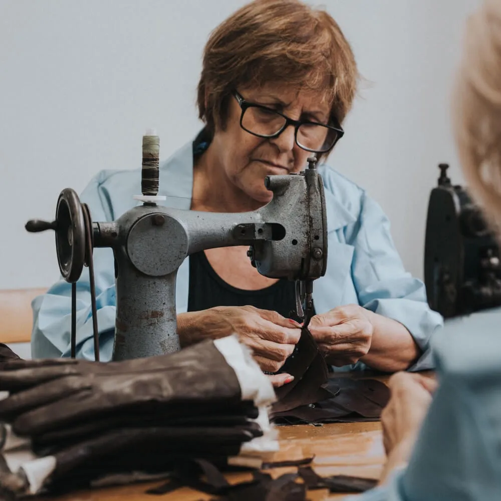 Vittoria (black) - Italian gloves made of American deerskin leather with cashmere lining