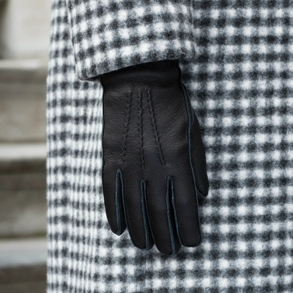 Vittoria (black) - Italian gloves made of American deerskin leather with cashmere lining