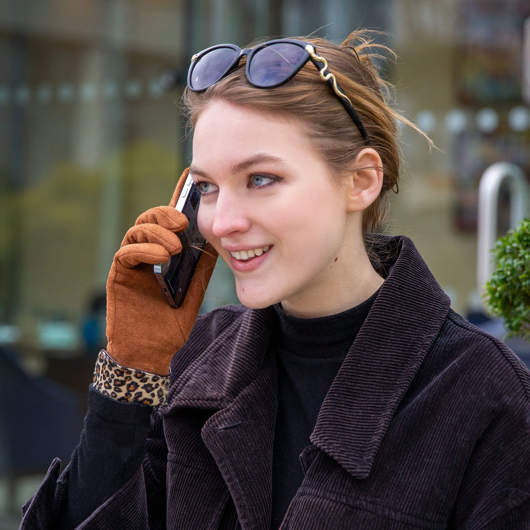 Women’s Touchscreen Velour-Lined Faux Suede Gloves with Faux Fur Leopard Print Cuffs