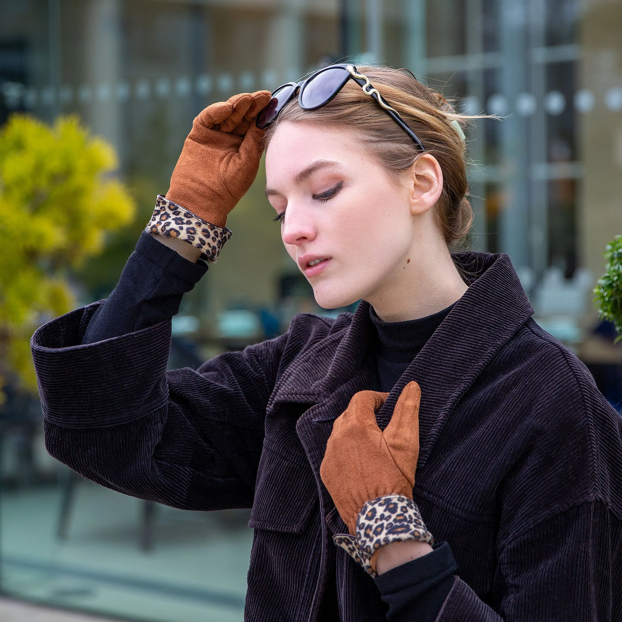 Women’s Touchscreen Velour-Lined Faux Suede Gloves with Faux Fur Leopard Print Cuffs